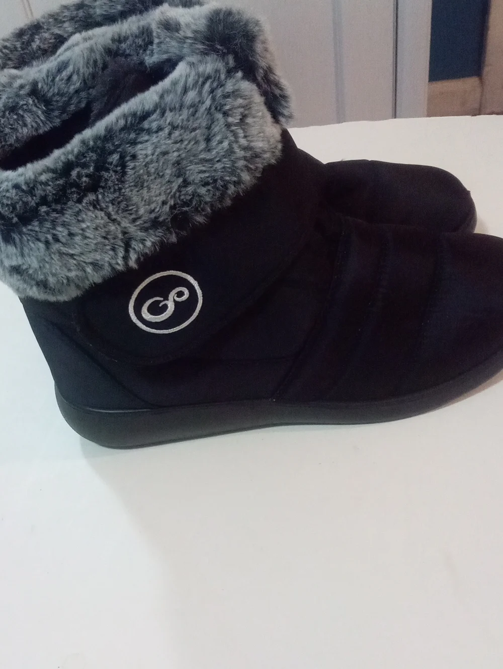 Women’s Black Faux-Fur Winter Boot Sz 40 9 1/2 New NWOT Velcro Vlose